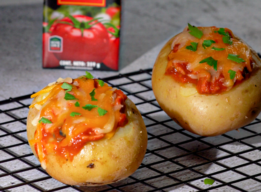 receta de papa al horno rellena con puré de tomate