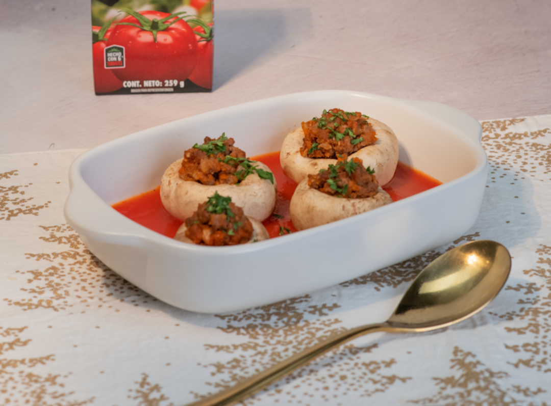 champiñones rellenos en puré de tomate