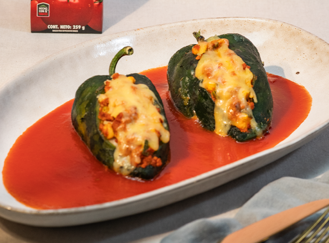 chiles rellenos con puré de tomates molidos