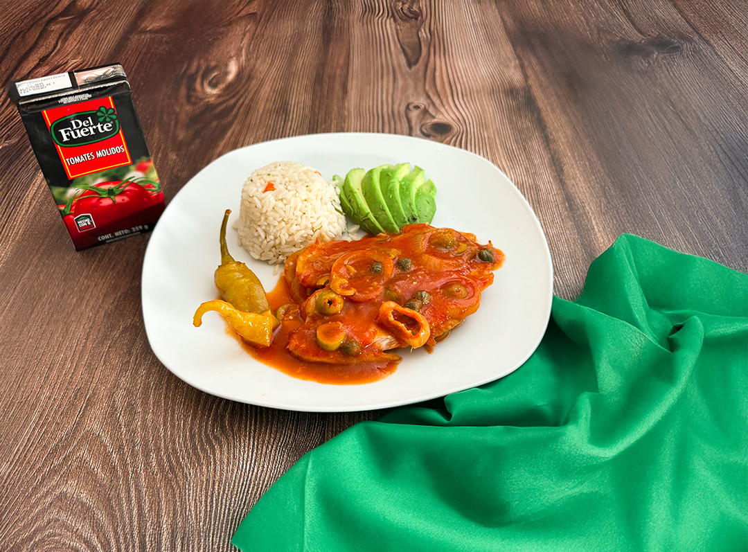 Pescado a la veracruzana con Tomates Molidos Del Fuerte