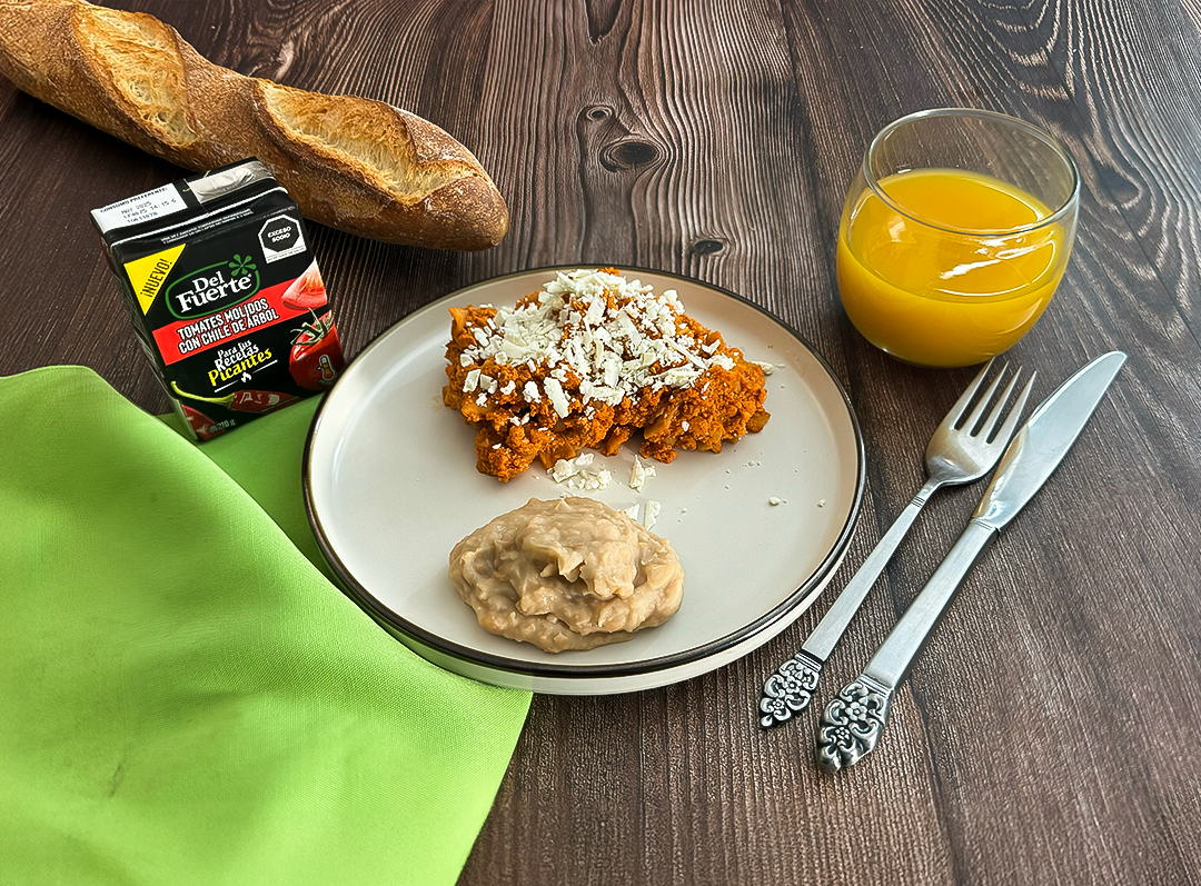 CHILAQUILES ZAMORANOS CON TOMATES MOLIDOS CON CHILE DE ÁRBOL DEL FUERTE