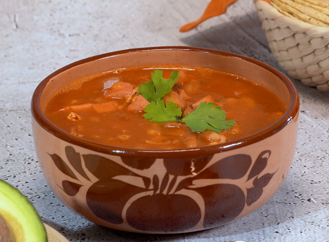 comida con puré de tomate y frijoles charros