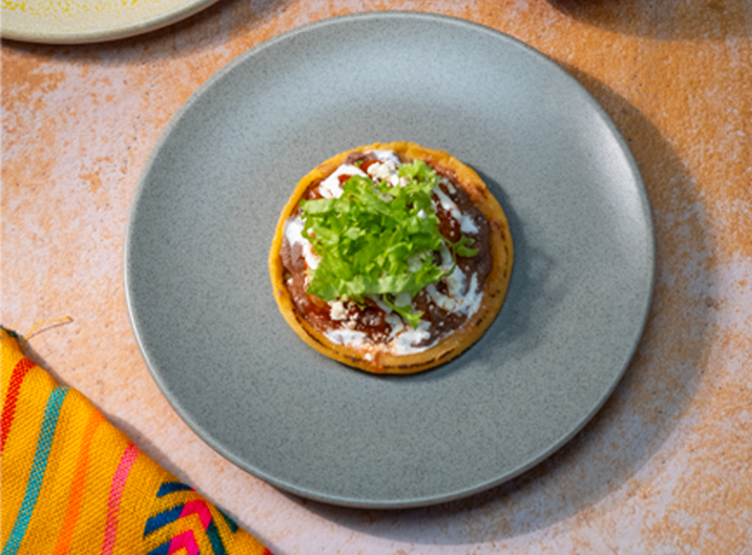 Receta de sopes de hongos con salsa roja de puré de tomate